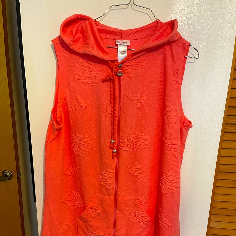 Dotti cotton/polyester swimsuit coverup with seashell design, hood and zipper